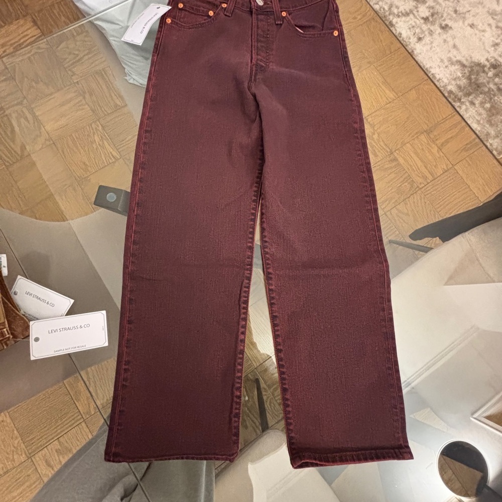 NWT! Levi's Women's Jeans in Burgundy Size 27 - Picture 5 of 11